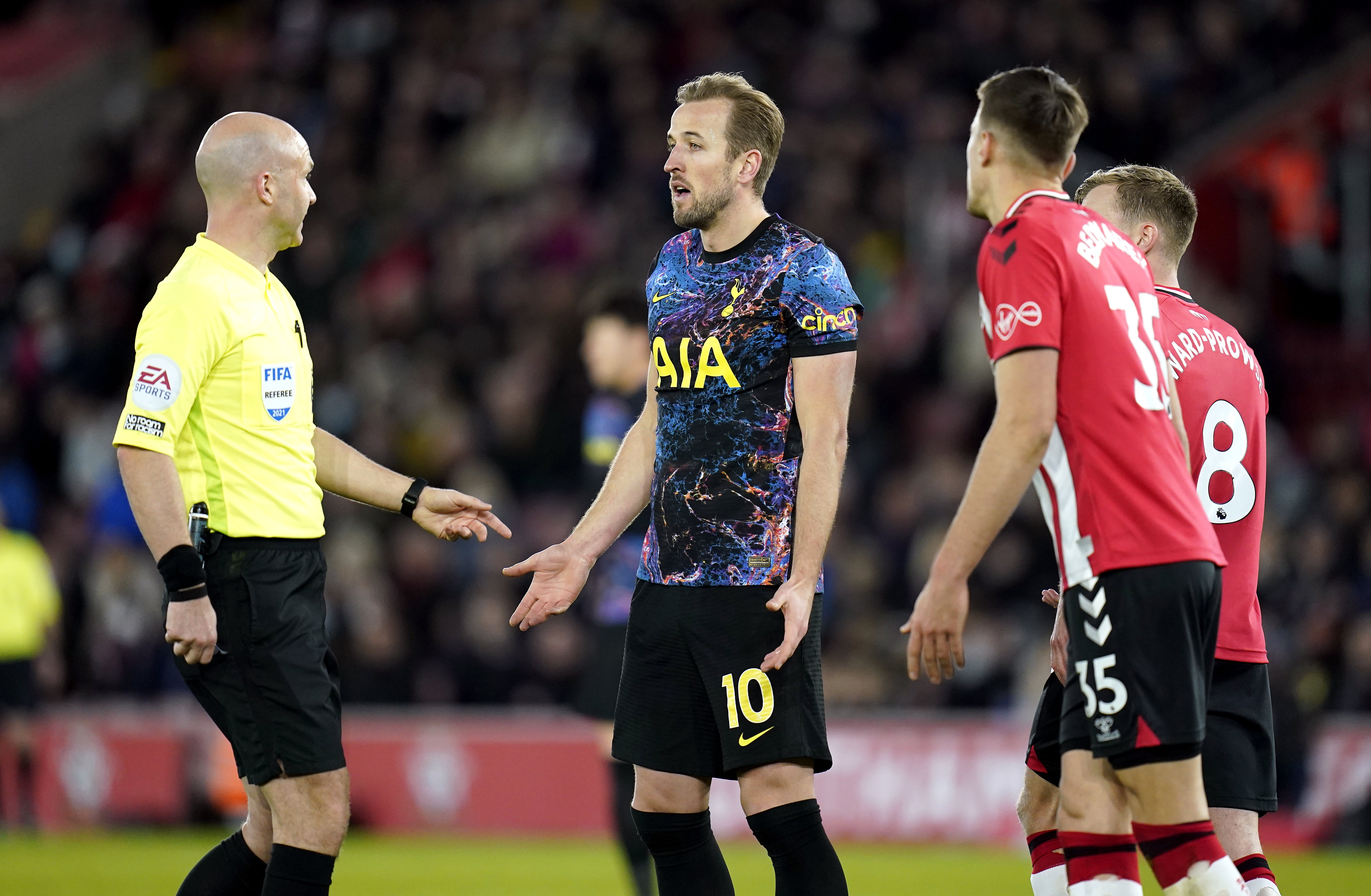 Harry Kane had a goal ruled out for offside as Tottenham were held to a 1-1 draw at Southampton (Andrew Matthews/PA)