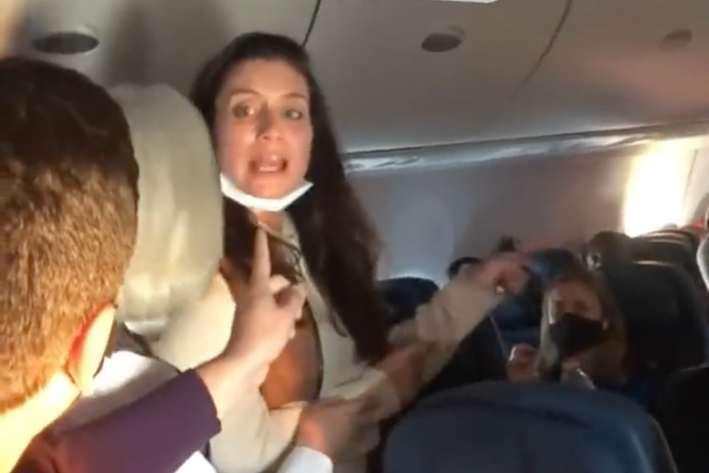 Patricia Cornwall ha sido acusada de agredir a un pasajero en un vuelo de Delta Air Lines