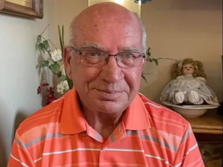 Dale Weeks, de Iowa, quien murió de sepsis después de esperar 15 días para recibir un tratamiento avanzado debido a la falta de camas de hospital como resultado de la pandemia Covid-19.