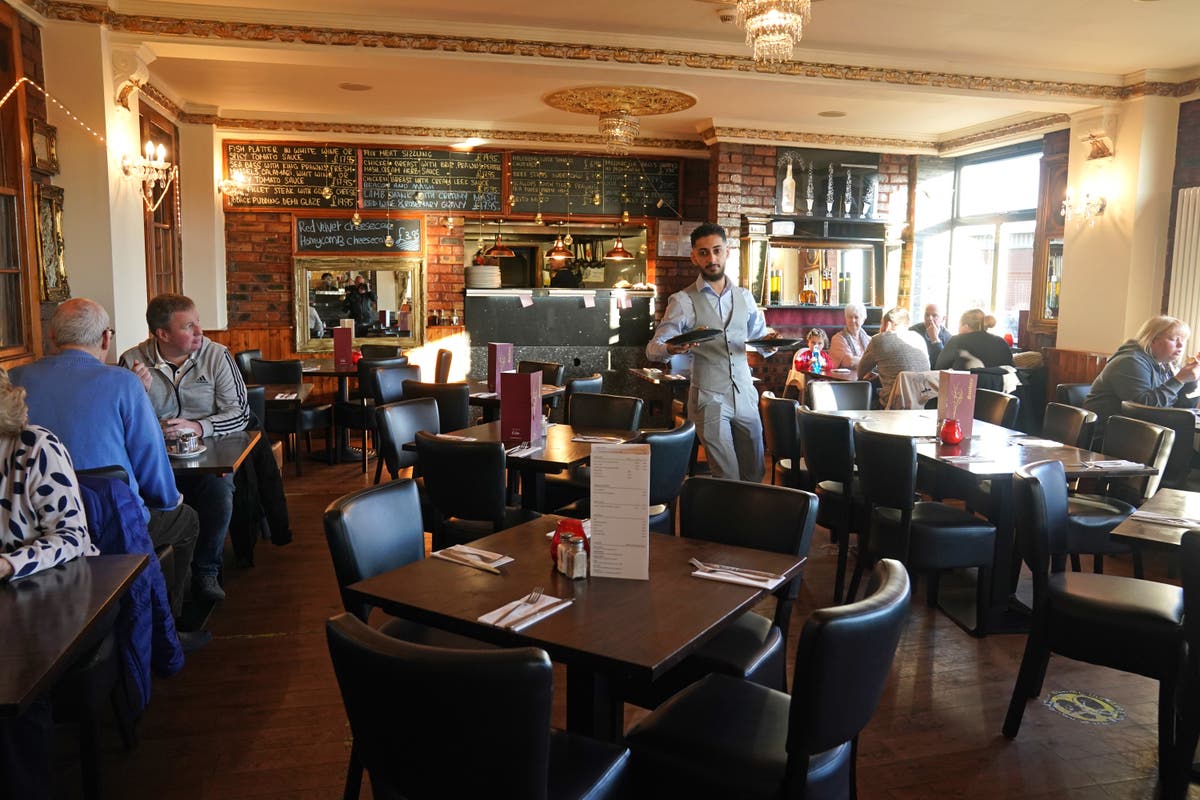 Restaurants and bars &lsquo;lost average of &pound;10,000 in week before Christmas&rsquo;