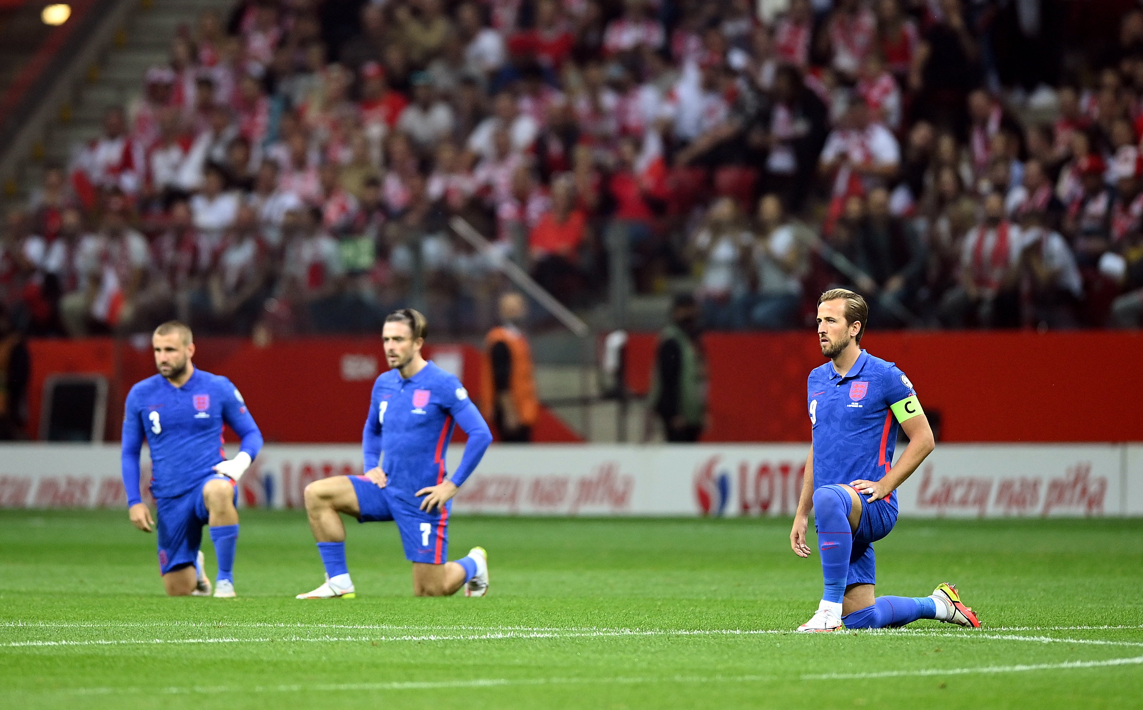 Tha manaidsear Shasainn Gareth Southgate ag ràdh gu bheil a bhith a’ gabhail glùin gus ana-ceartas cinnidh a nochdadh air aonachd a thogail taobh a-staigh an sgioba aige (Rafal Oleksiewicz / PA)