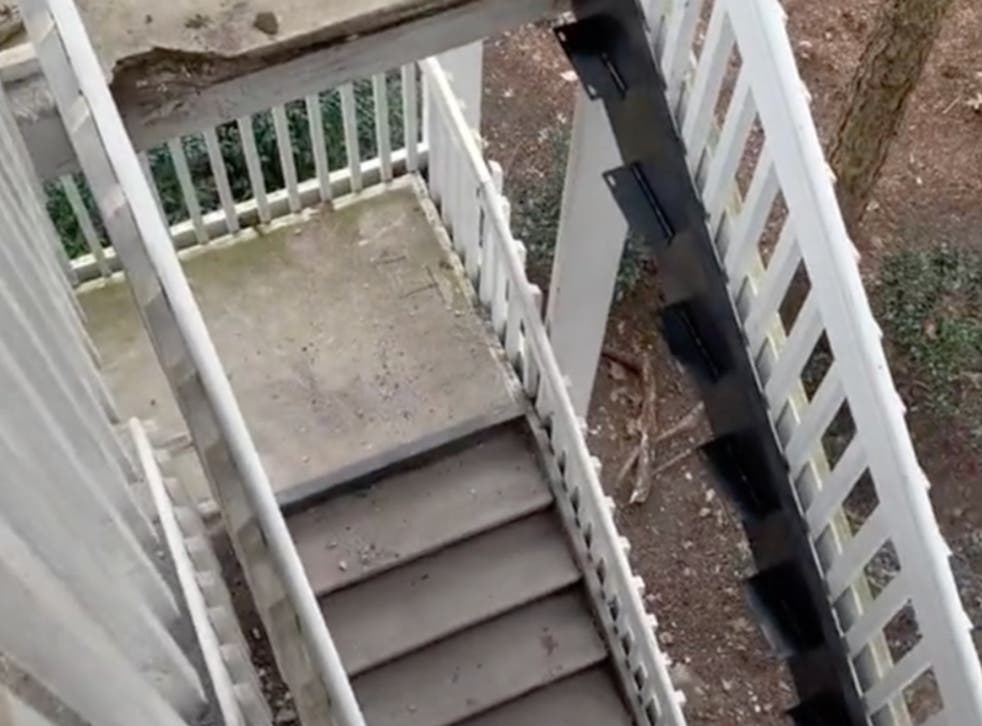 <p>Las escaleras que fueron retiradas, supuestamente por el propietario de una mujer sin previo aviso </p>