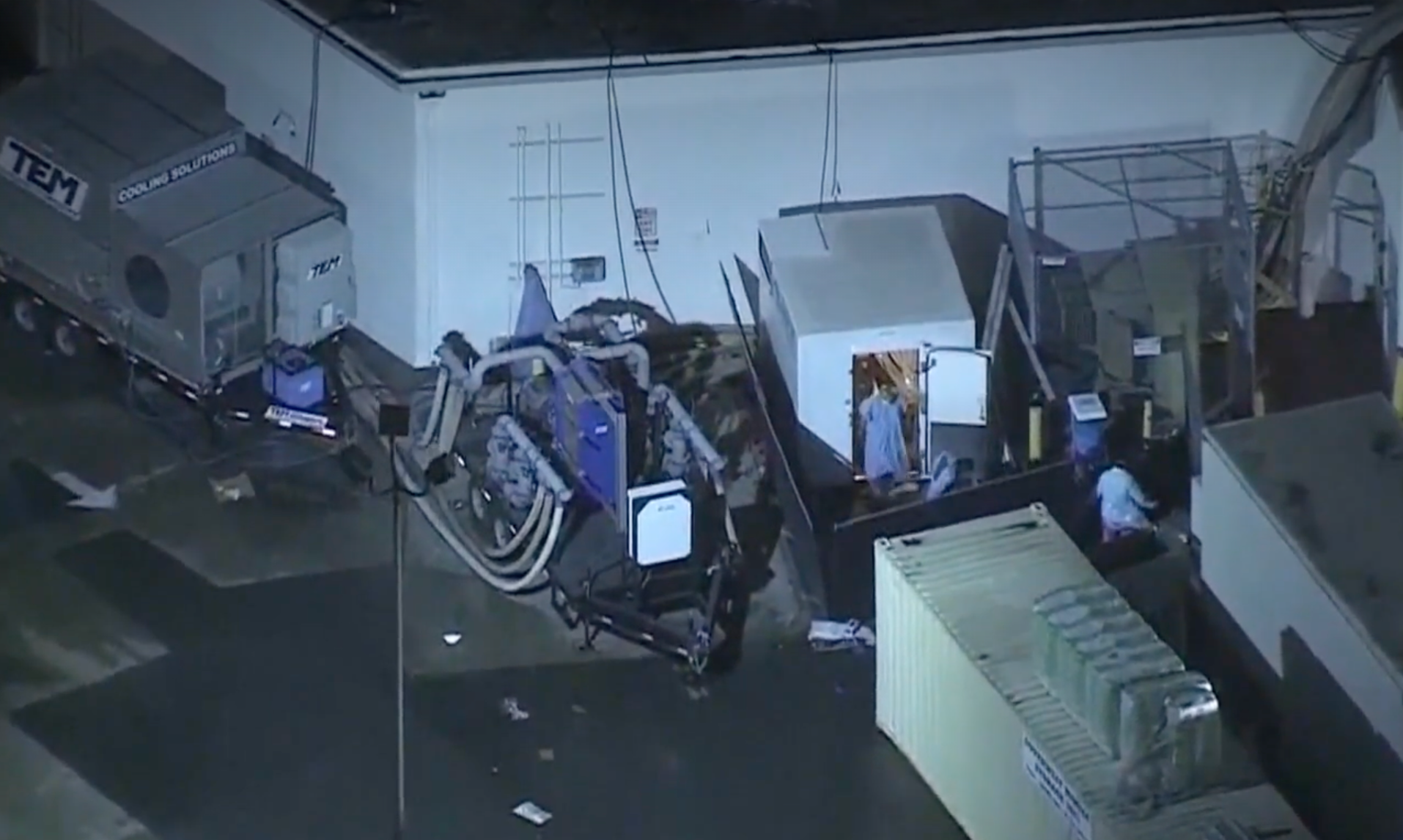 El personal del hospital mueve los cuerpos fuera de un centro médico del área de Los Ángeles abrumado por Covid.