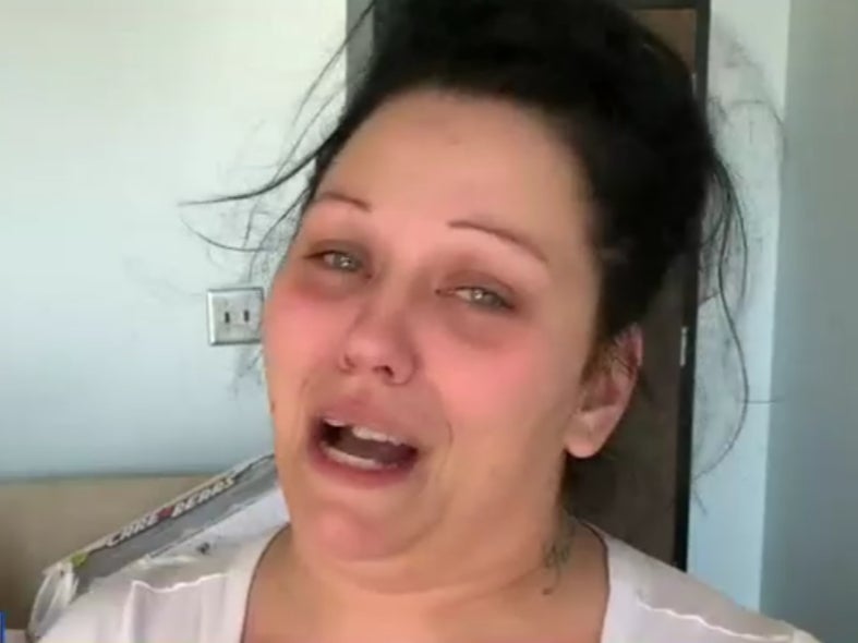 Kristy Siple, madre de Kamarie Holland, de 5 años de edad, llorando durante una entrevista con WTVM el 16 de diciembre de 2021