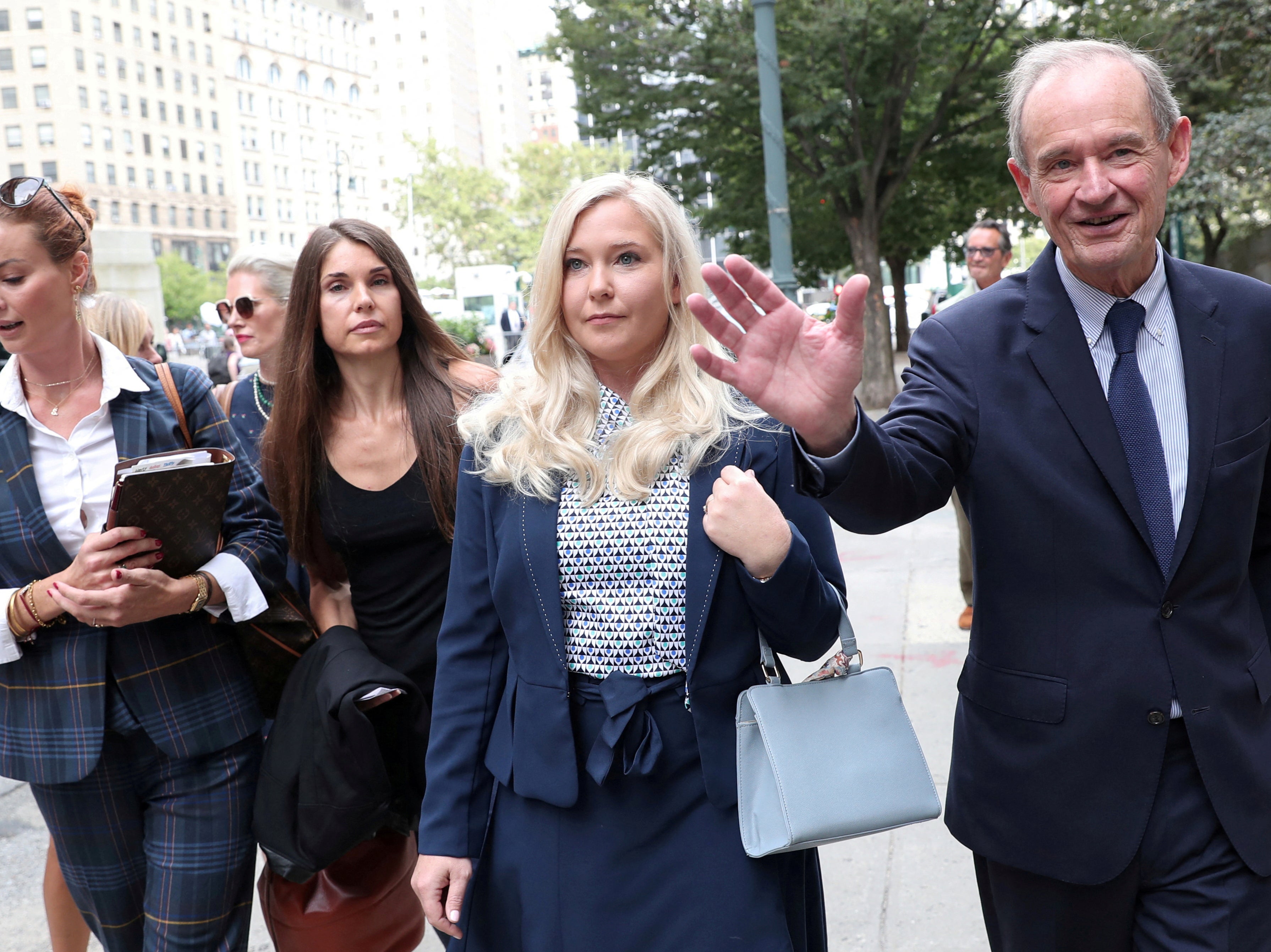 Virginia Giuffre y el abogado David Boies llegan para una audiencia en el caso penal contra Jeffrey Epstein en el Tribunal Federal de Nueva York