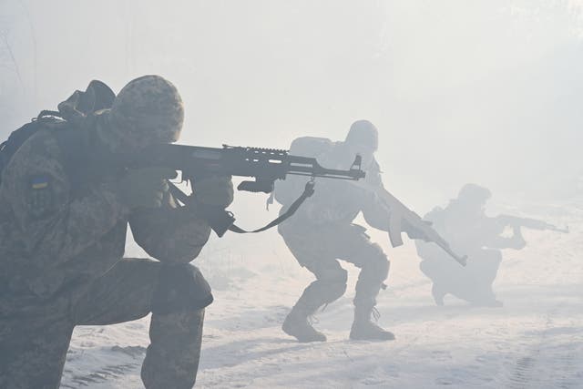 Las Fuerzas de Defensa Territorial de Ucrania, la reserva militar de las Fuerzas Armadas de Ucrania, participan en un ejercicio militar cerca de Kiev el 25 de diciembre de 2021