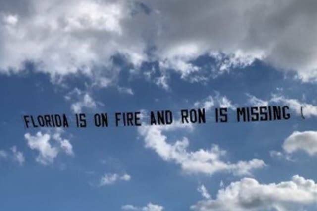 <p>A plane tows a banner trolling Ron DeSantis</p>
