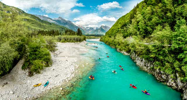 Kayak en el río Soča en Eslovenia