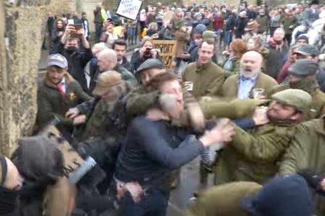 <p>Fighting broke out as pro- and anti-hunt crowds confronted one another</p>