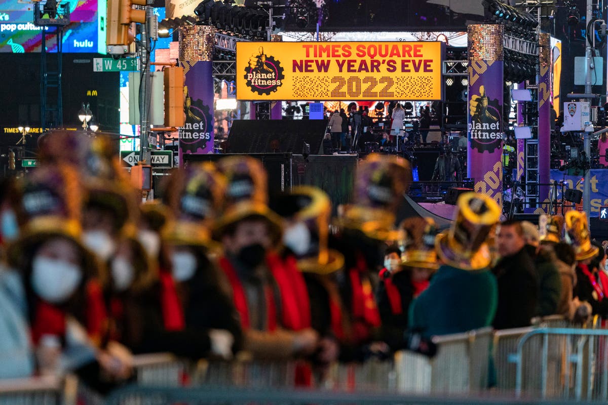 Nueva York recibe 2022 con tradicional bola en Times Square