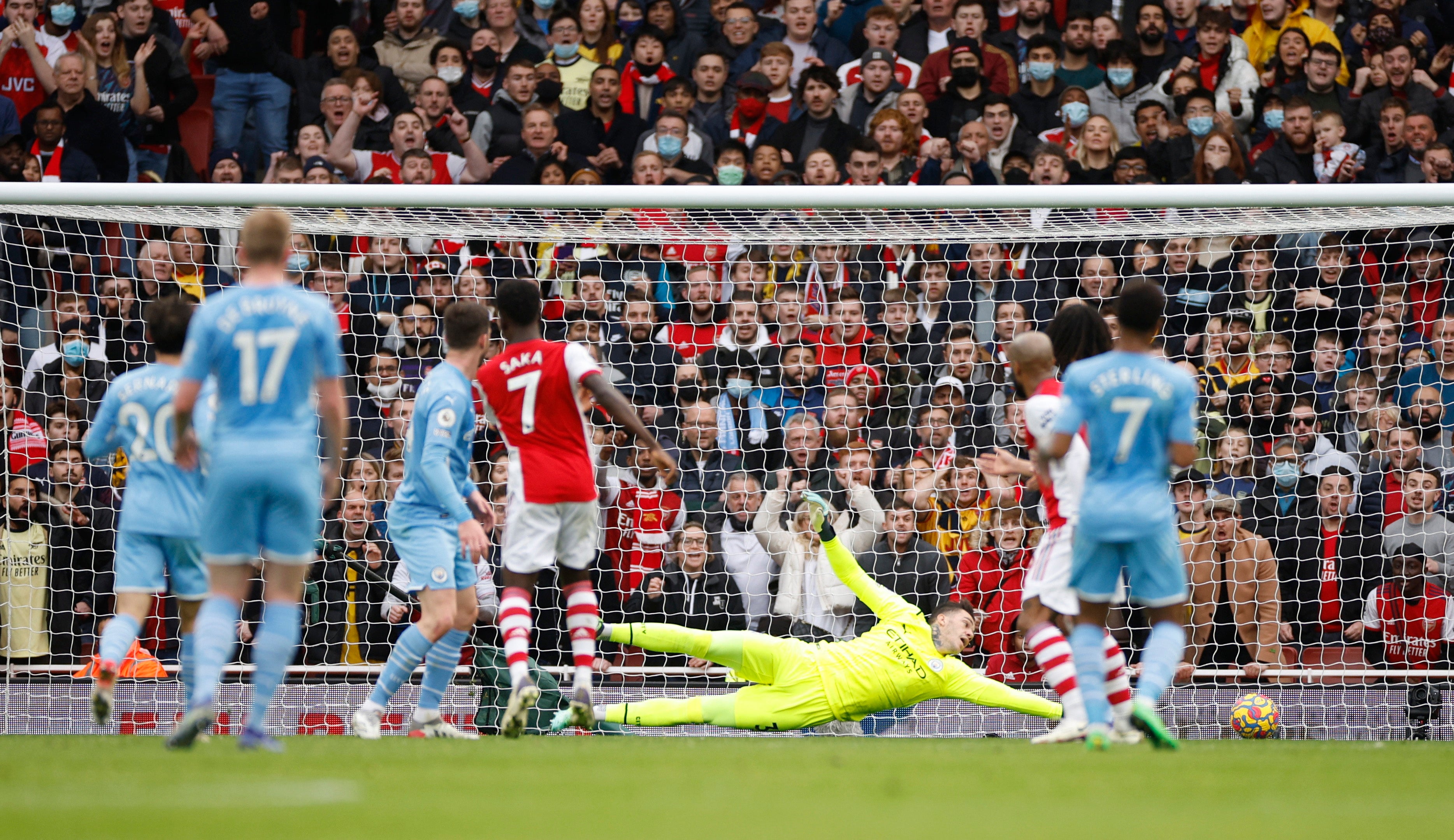 Bukayo Saka slots home Arsenal’s opening goal