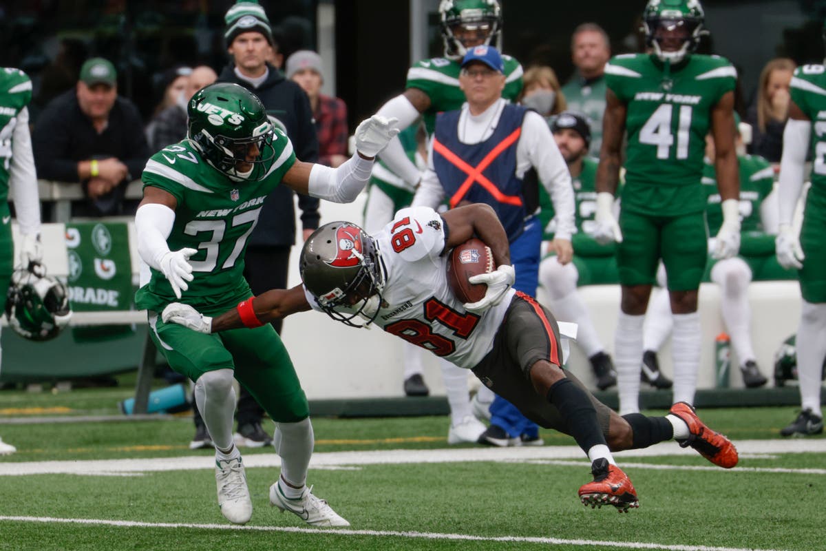 Brown walks away from Bucs; Brady rallies team past Jets