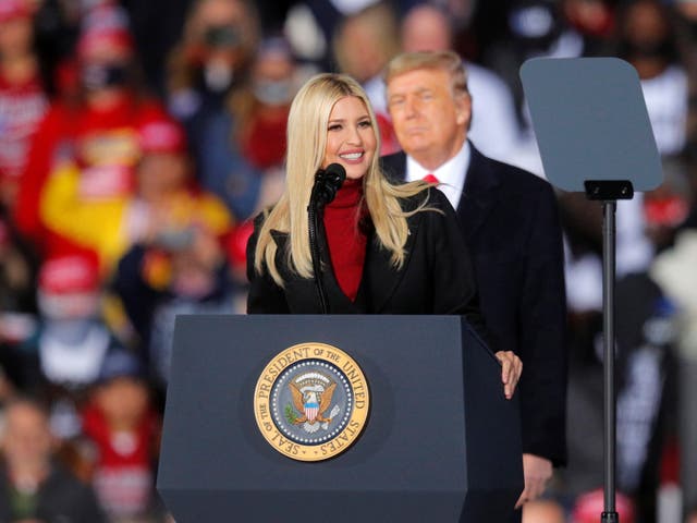 <p>Ivanka Trump y el ex presidente de los Estados Unidos, Donald Trump, juntos en un mitin el 4 de enero de 2021</p>