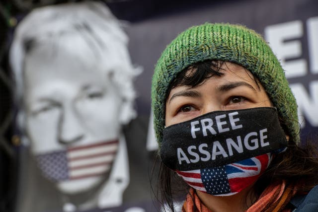 <p>Simpatizantes de Julian Assange frente a los Tribunales Reales de Justicia el mes pasado </p>