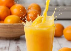 How much vitamin C is in pure orange juice and why is glass transparent?