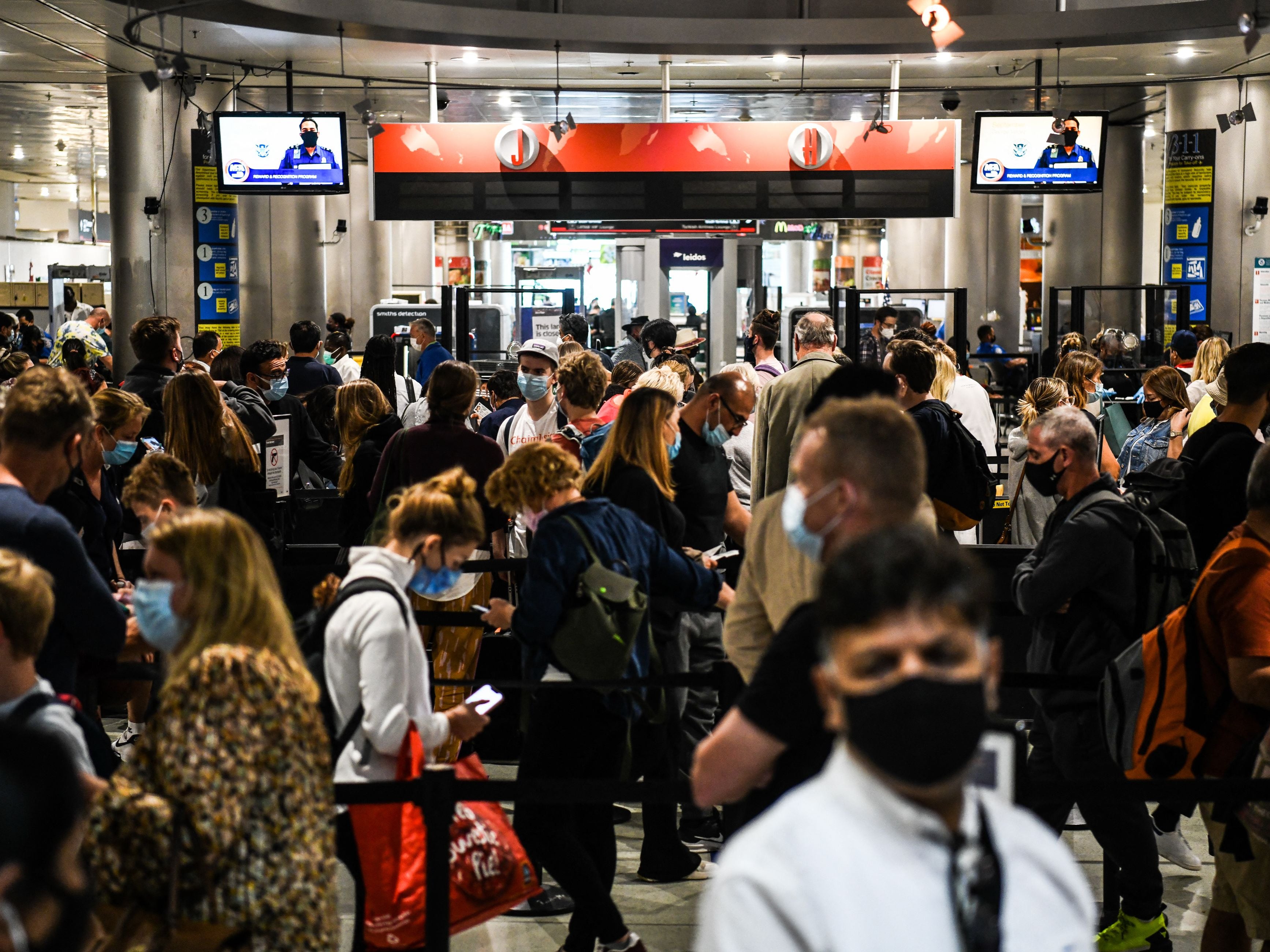 La gente espera el check-in de seguridad en el Aeropuerto Internacional de Miami en Miami, Florida, el 3 de enero de 2022.