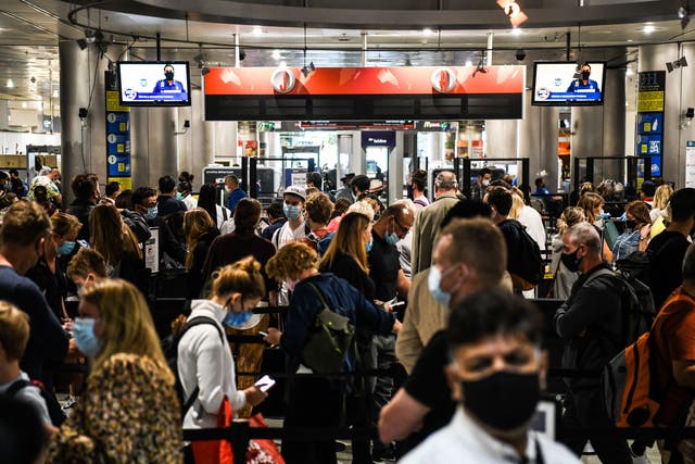 La gente espera el check-in de seguridad en el Aeropuerto Internacional de Miami en Miami, Florida, el 3 de enero de 2022.