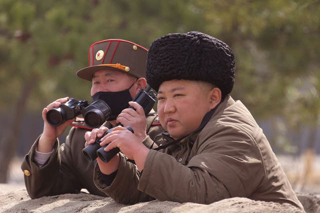 <p>El líder norcoreano Kim Jong-un supervisa un “simulacro de ataque” en 2020</p>