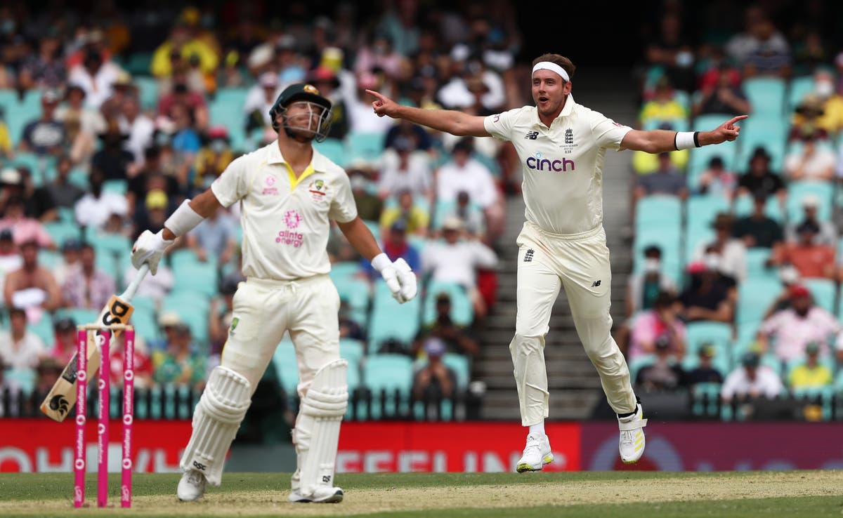 Stuart Broad dismisses David Warner on rainy first day in Sydney