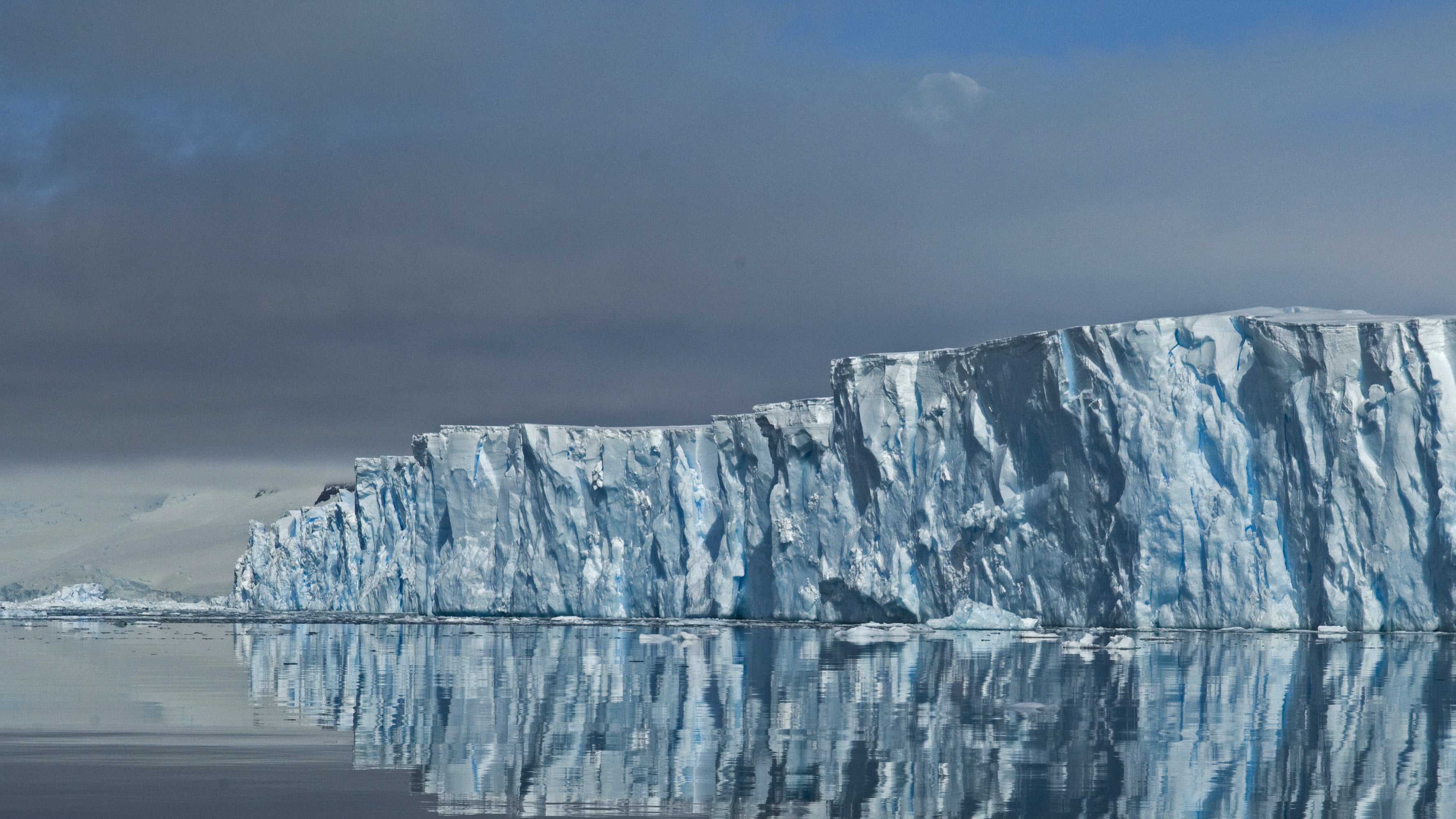 The floating ice shelf currently preventing the rapid disintegration of the Thwaites glacier