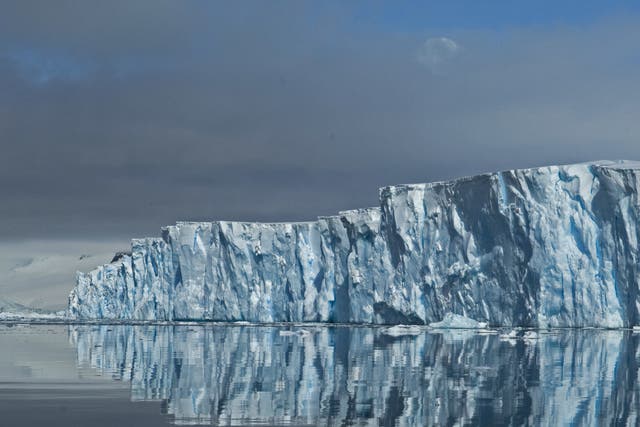 <p>La plataforma de hielo flotante que actualmente impide la rápida desintegración del glaciar Thwaites</p>