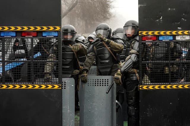 La policía antidisturbios bloquea una calle después de que el presidente kazajo, Kassym-Jomart Tokayev, declarara el estado de emergencia en la capital hasta el 19 de enero.