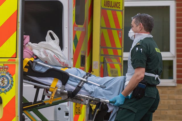 Las cifras del gobierno mostraron que un total de 17276 personas estaban hospitalizadas en el Reino Unido con Covid-19 al 4 de enero (Joe Giddens / PA)