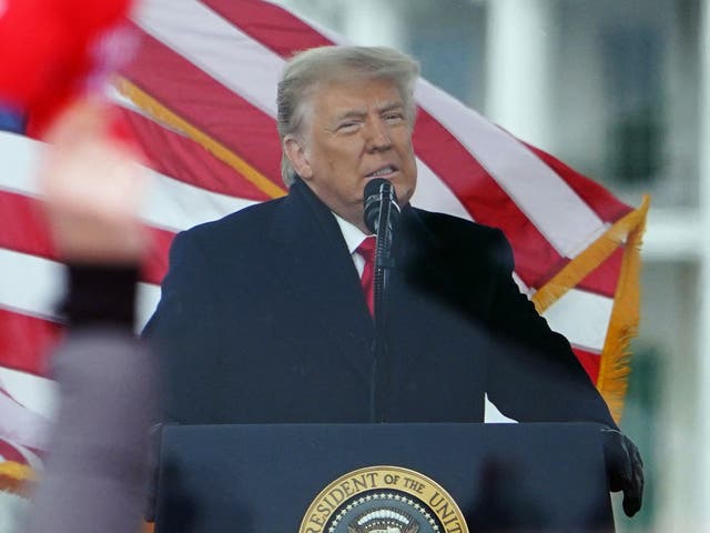 Donald Trump habla frente a la Casa Blanca el 6 de enero de 2021