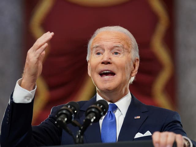 El presidente Joe Biden habla en el Statuary Hall en el primer aniversario del ataque del 6 de enero de 2021 al Capitolio de los EE. UU. Por partidarios del ex presidente Donald Trump, en el Capitolio en Washington, EE. UU., 6 de enero de 2022