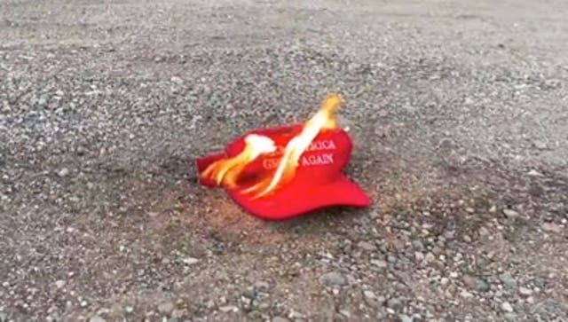 <p>Daniel McCarthy publicó un vídeo en Twitter en el que quemó una gorra MAGA </p>