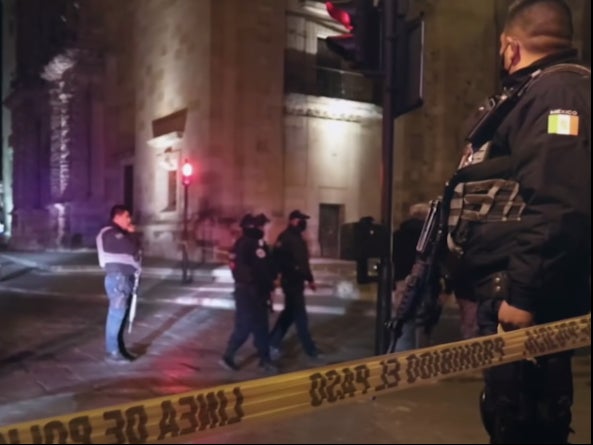 La policía local descubrió una camioneta con los cadáveres de diez personas a las afueras de la oficina del gobernador de Zacatecas en México. Captura de pantalla