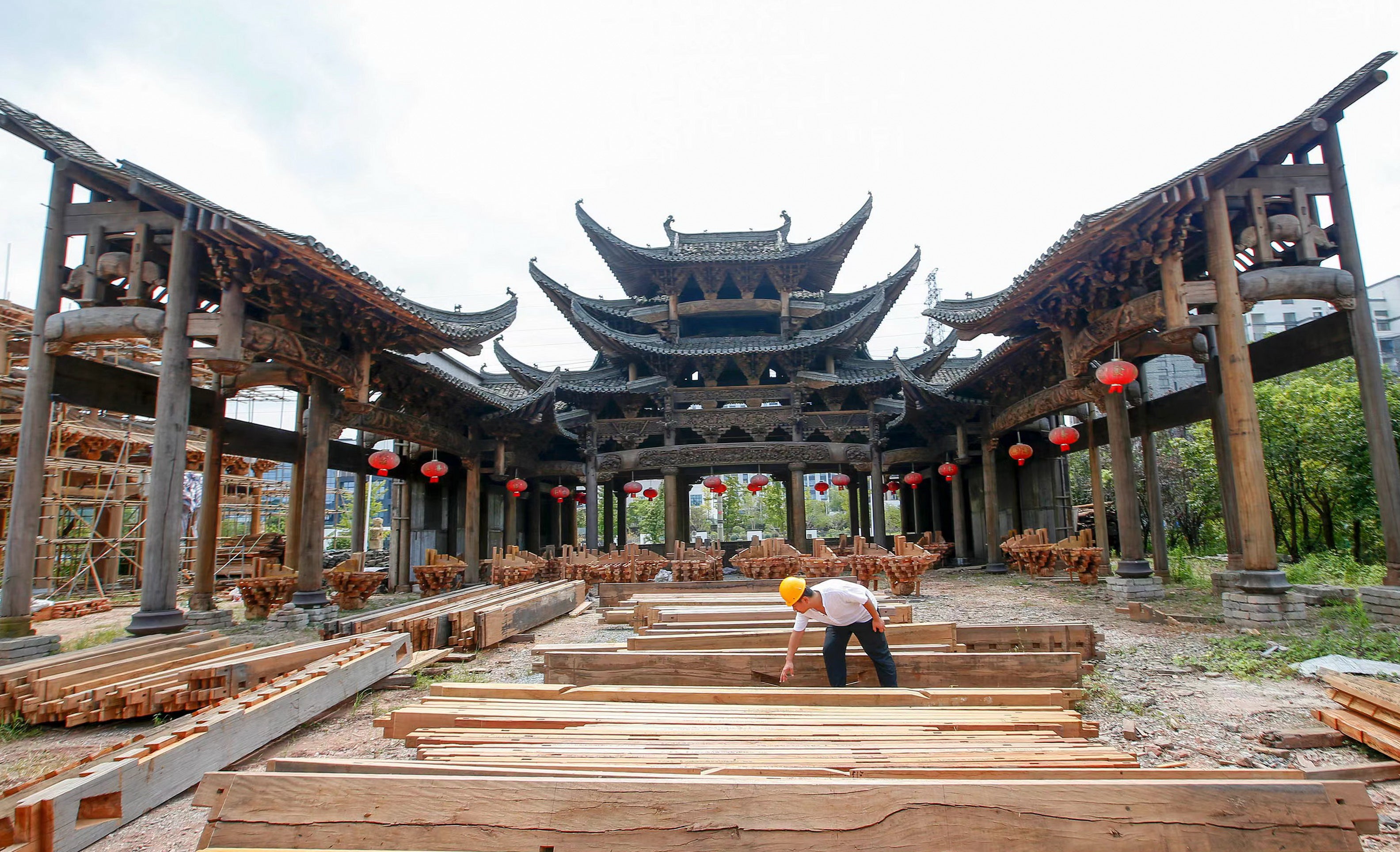 A pseudo-classic Huizhou-style house is being built in Huangshan