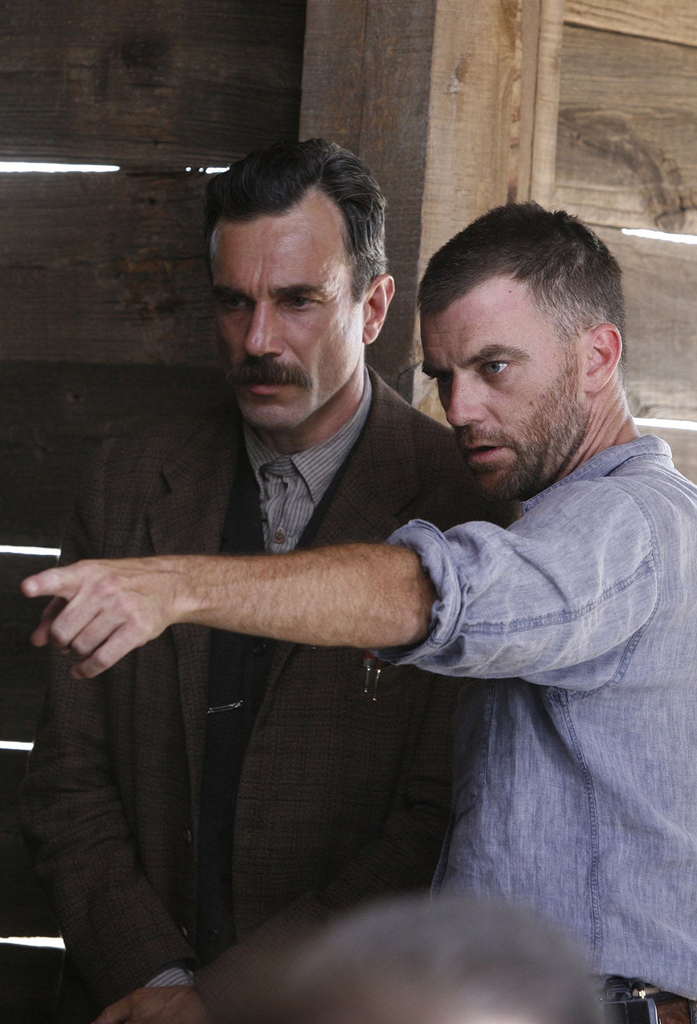 Paul Thomas Anderson directs Daniel Day-Lewis on the ‘There Will Be Blood’ set