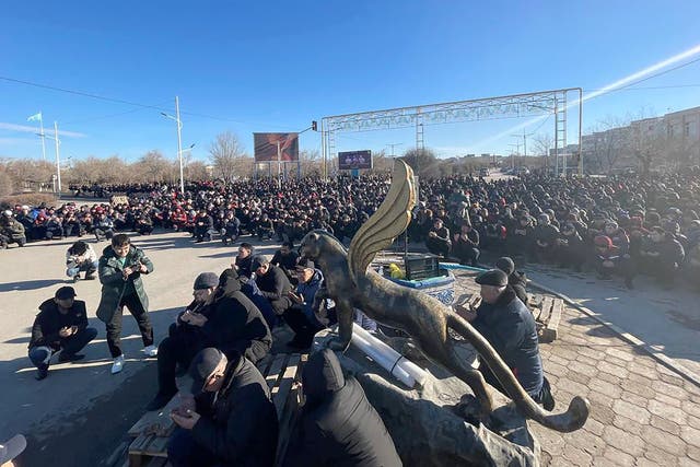 Los manifestantes se reúnen en una plaza en la ciudad de Zhanaozen, Kazajstán, el viernes