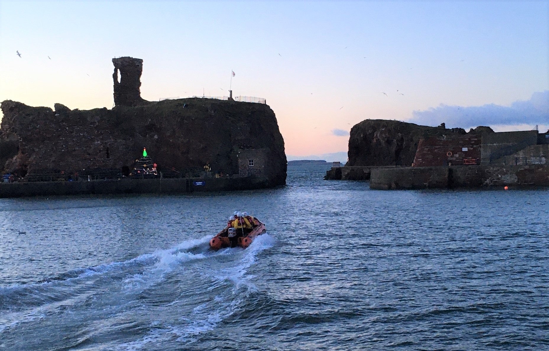 Dunbar’s inshore lifeboat crew heads out to help with the injured casualty(Douglas Wright/RNLI)