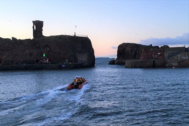 Dunbar’s inshore lifeboat crew heads out to help with the injured casualty(Douglas Wright/RNLI)