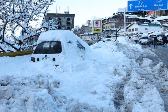 <p>A stranded vehicle on a road after heavy snowfall in Murree, Pakistan</p>