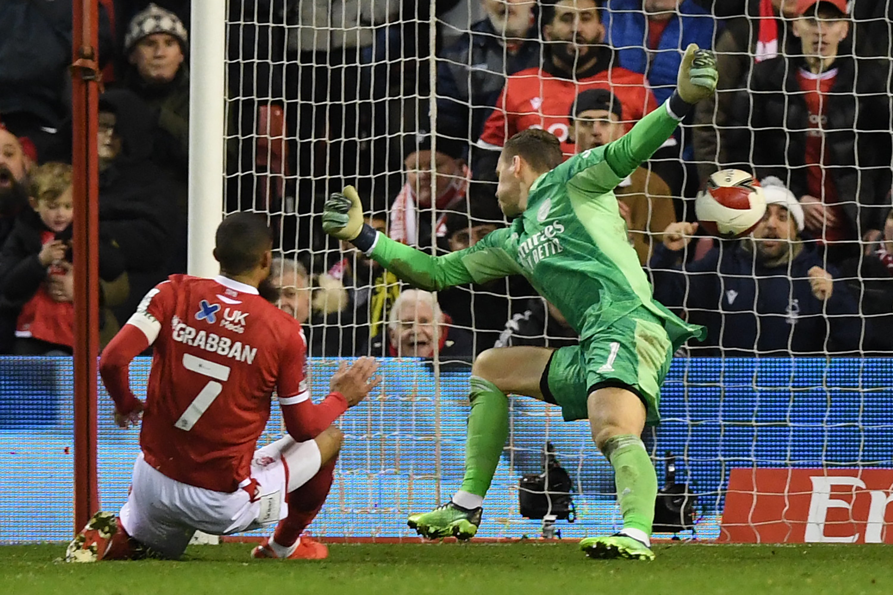 Lewis Grabban fires a late winner for Forest