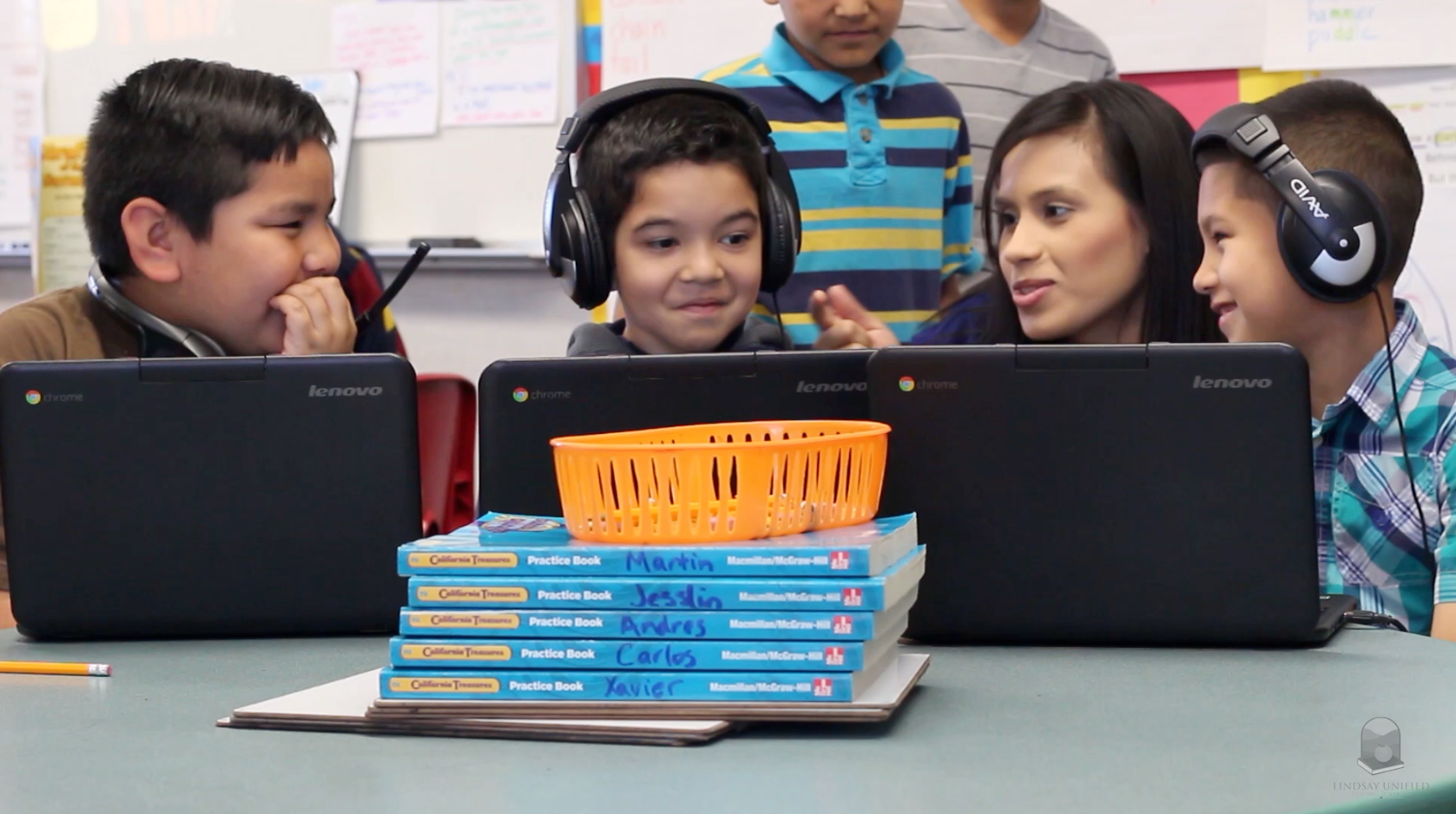 <p>Cada estudiante en el distrito Lindsay Unified tiene su propia computadora portátil o tableta.</p>