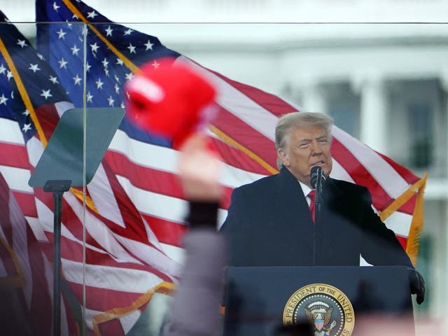 Donald Trump habla con sus seguidores fuera de la Casa Blanca el 6 de enero de 2021