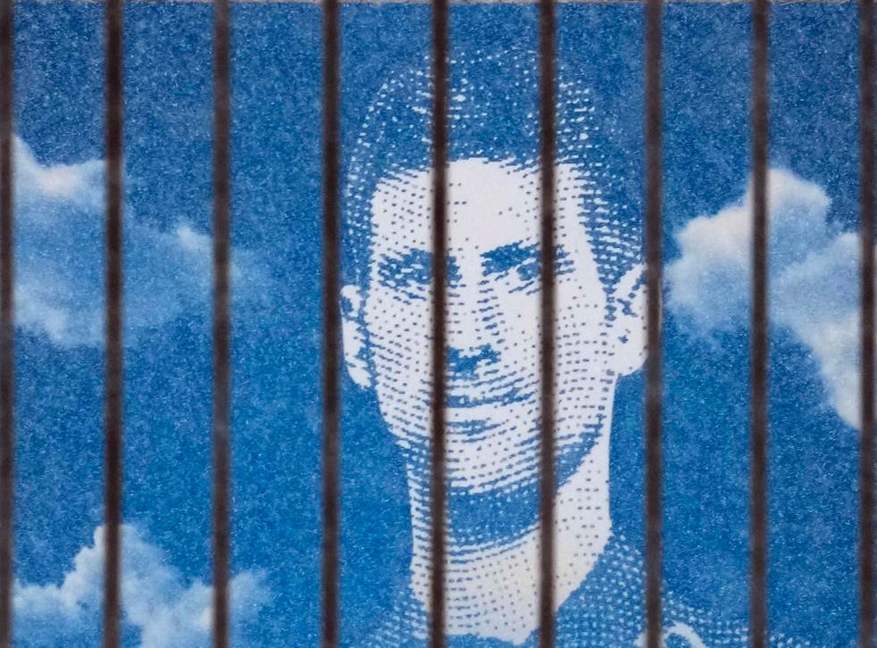 <p>Una pancarta con la imagen del tenista serbio Novak Djokovic en un edificio de Belgrado, Serbia, 10 de enero de 2022</p>