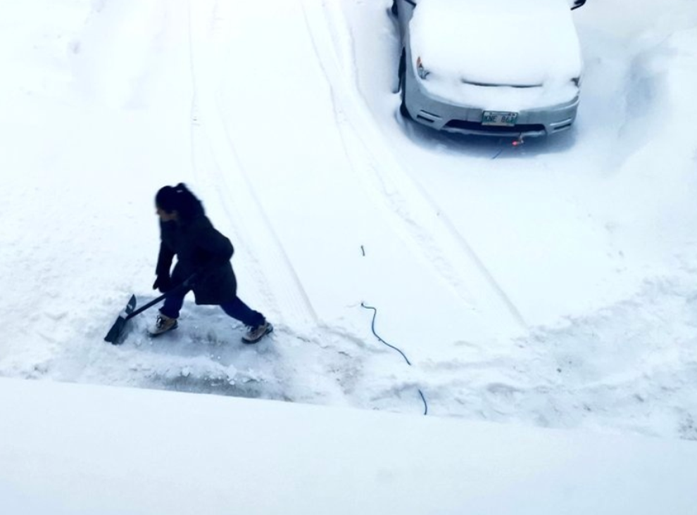 Wife of Canadian politician snow-shoveling