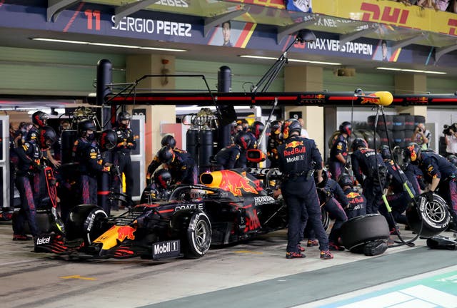 El piloto holandés de Red Bull, Max Verstappen, cambia neumáticos en boxes del circuito de Yas Marina