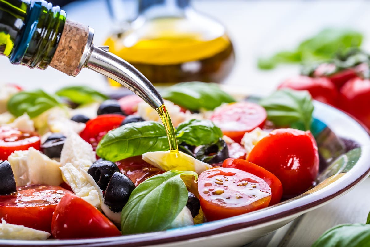 Los italianos se ven obligados a reducir el consumo de productos básicos de la cocina mediterránea a medida que los precios se disparan