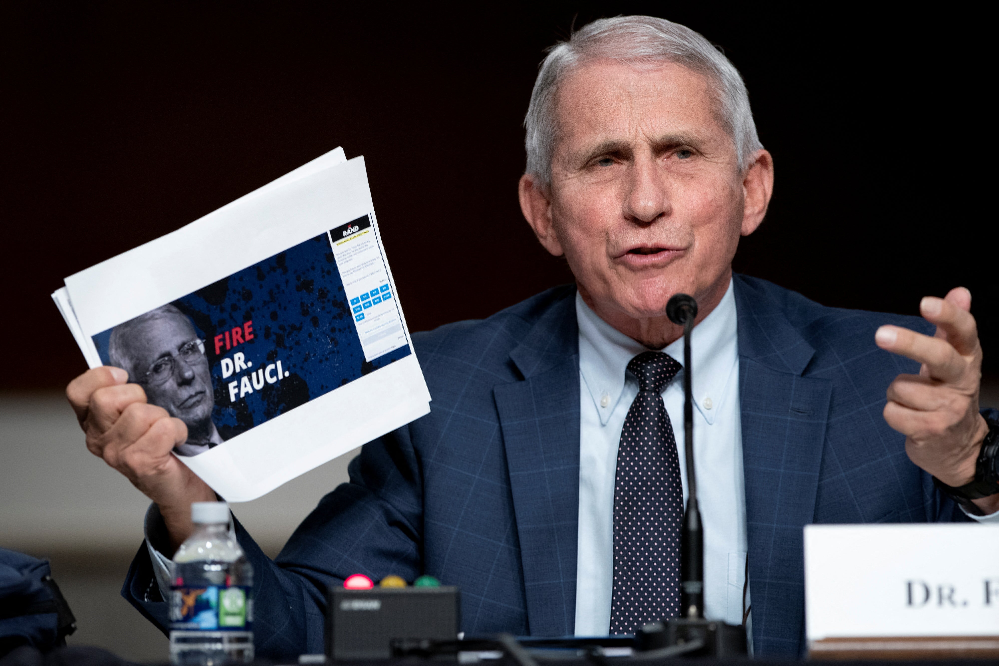 El Dr. Anthony Fauci, director del Instituto Nacional de Alergias y Enfermedades Infecciosas, muestra una captura de pantalla del sitio web de una campaña mientras responde las preguntas del senador Rand Paul.