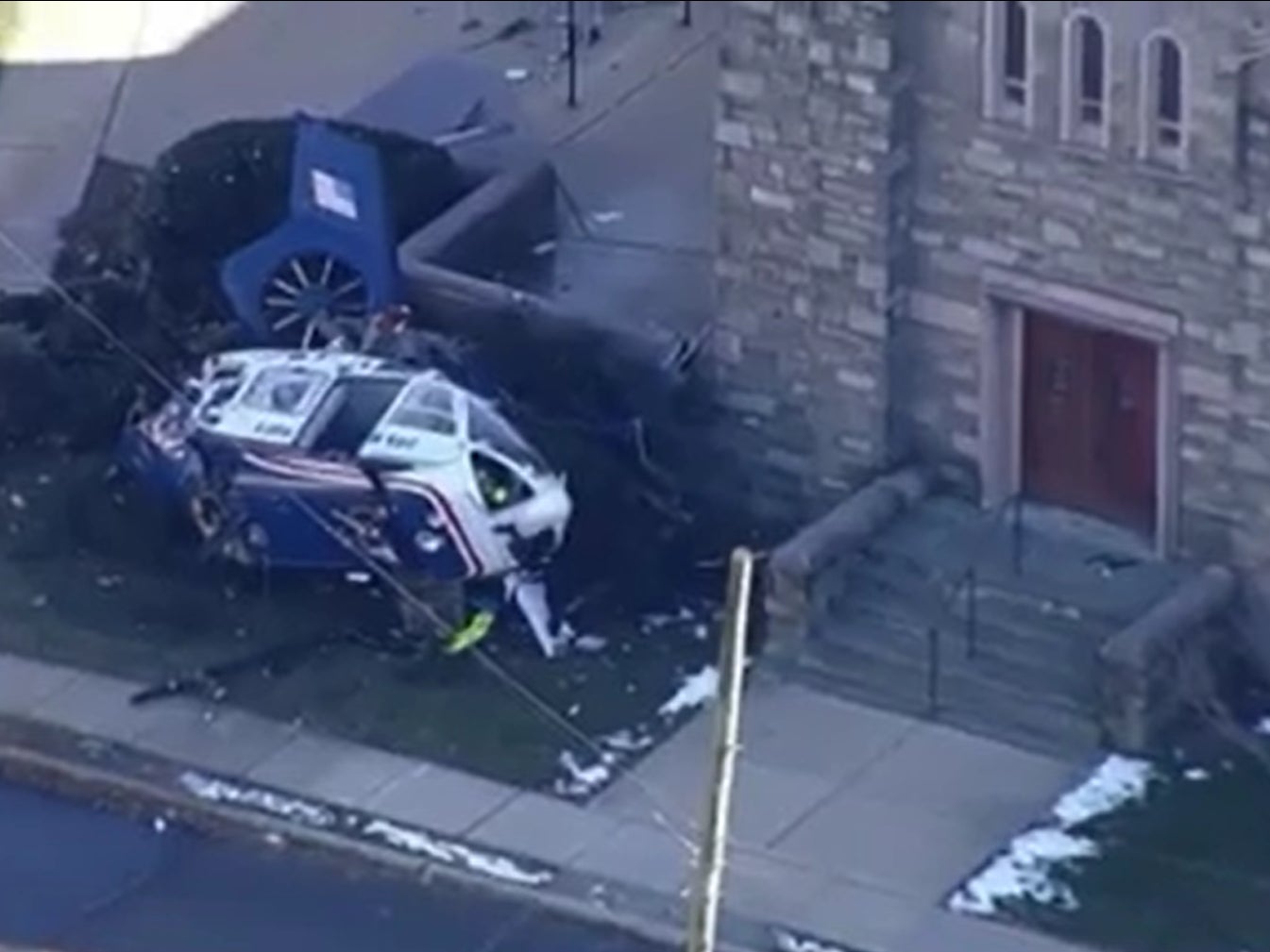 <p>Helicopter crashes on church lawn</p>