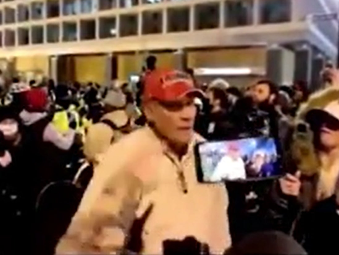 A man appearing to be Ray Epps filmed speaking to a crowd on 5 January