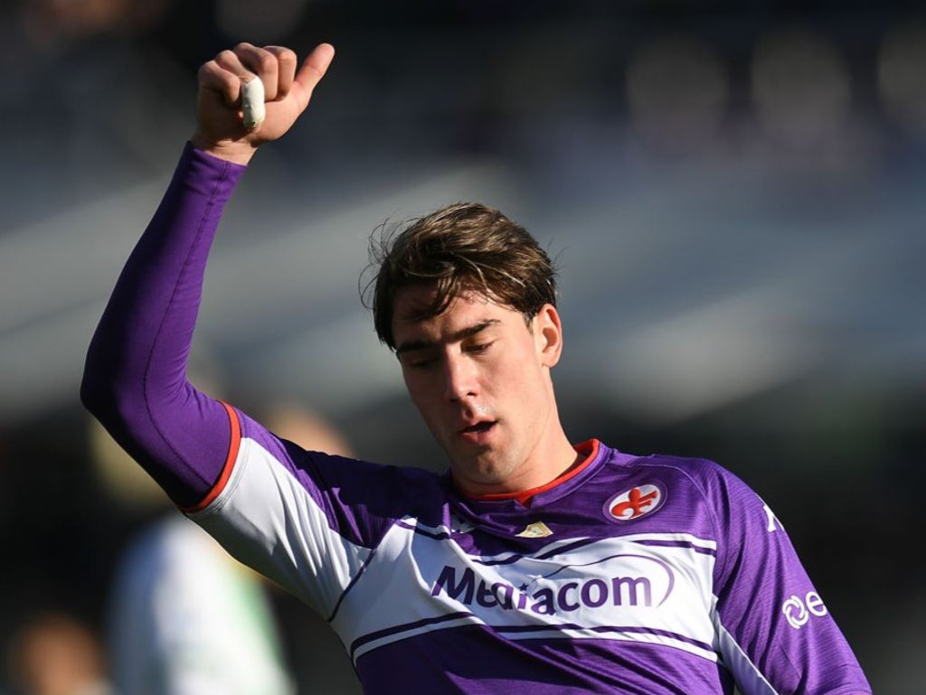 Dusan Vlahovic: Fiorentina holding out for €75m amid Arsenal interest