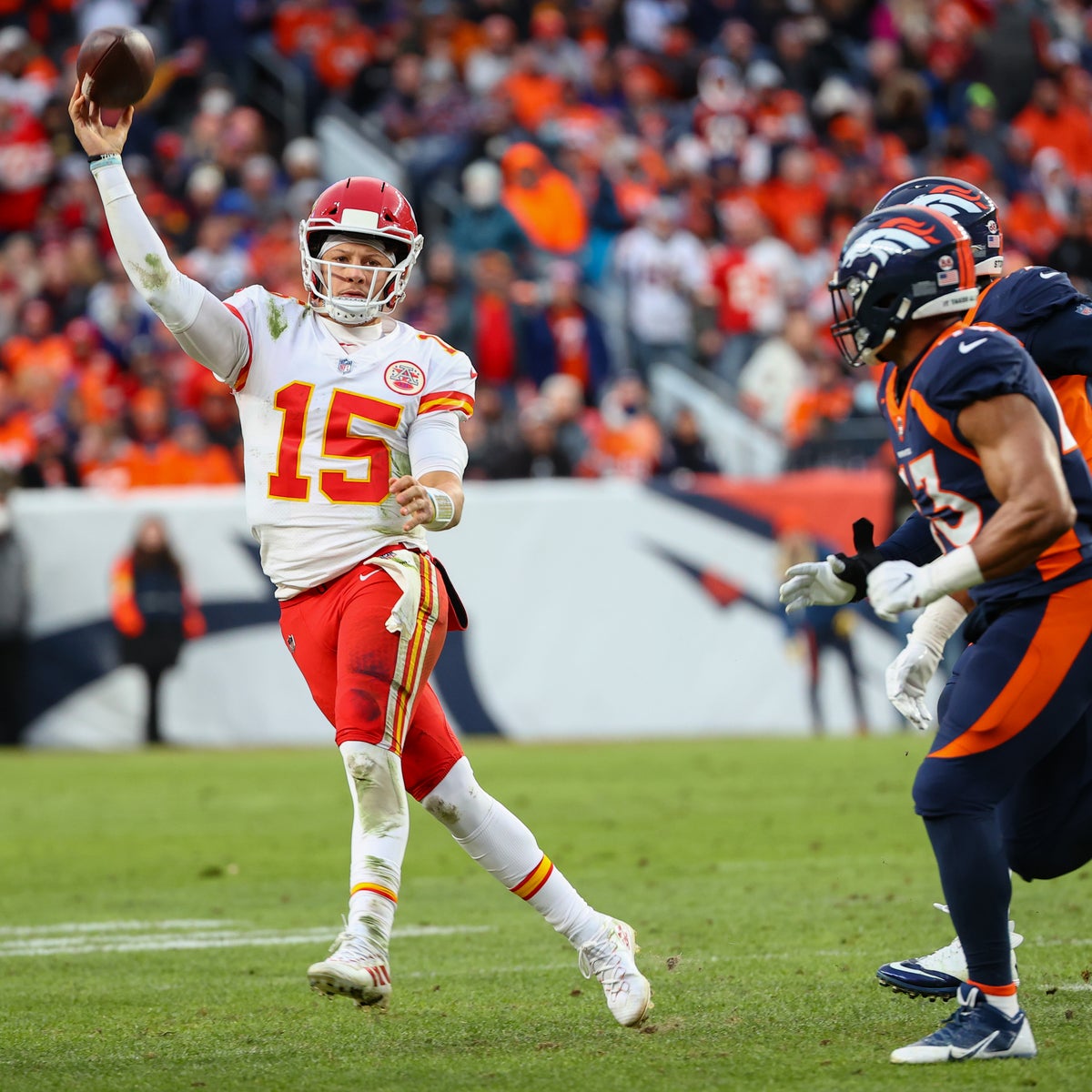 Patrick Mahomes shoots down rumor about banning fiancée, brother