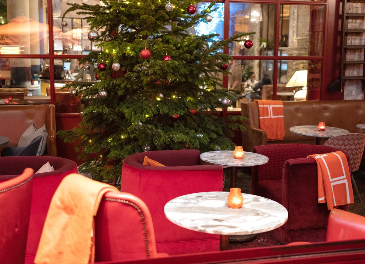 Pubs and restaurants suffer ‘lost Christmas’ as sales plummet